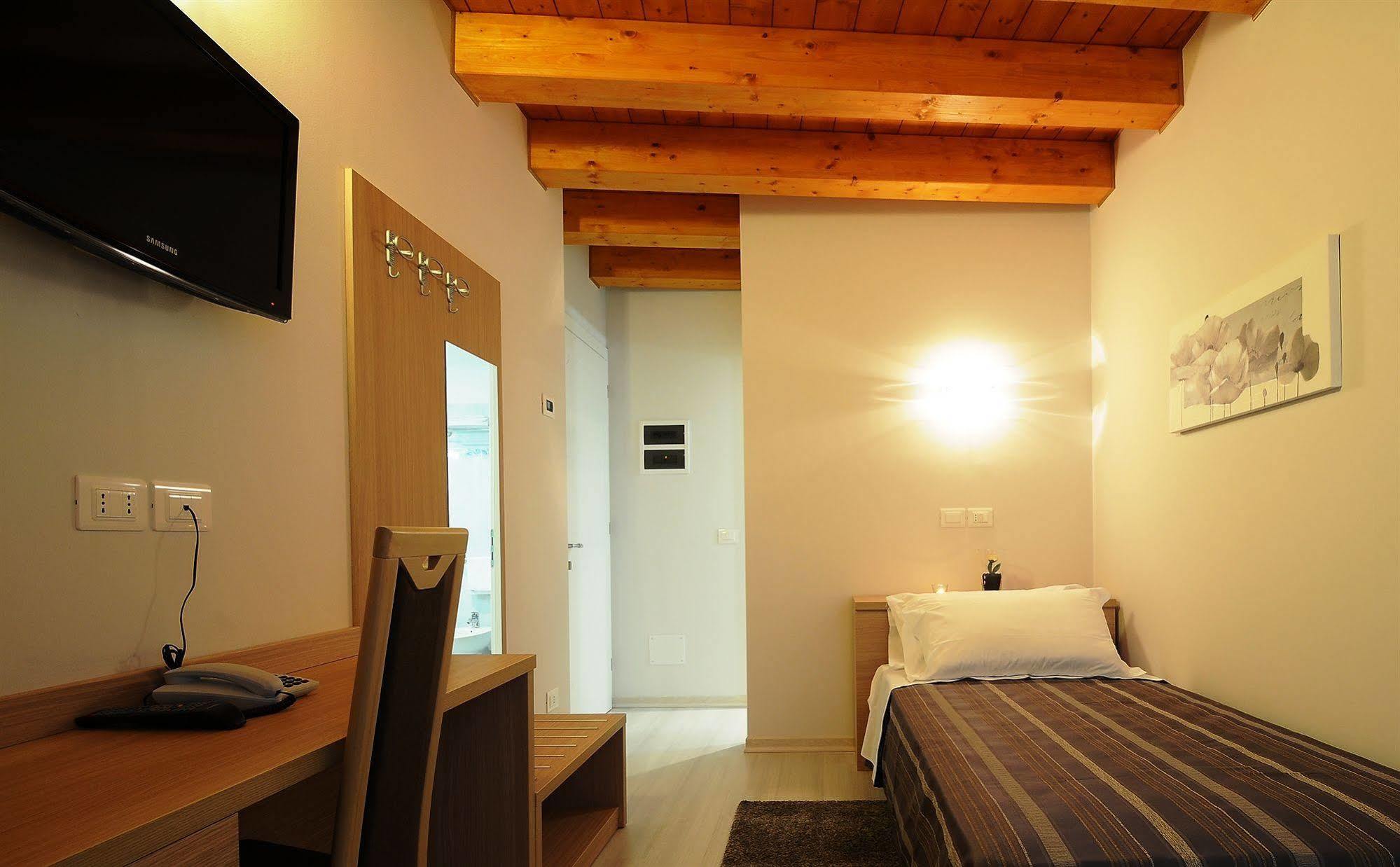 Albergo Leon Bianco Gonàrs エクステリア 写真